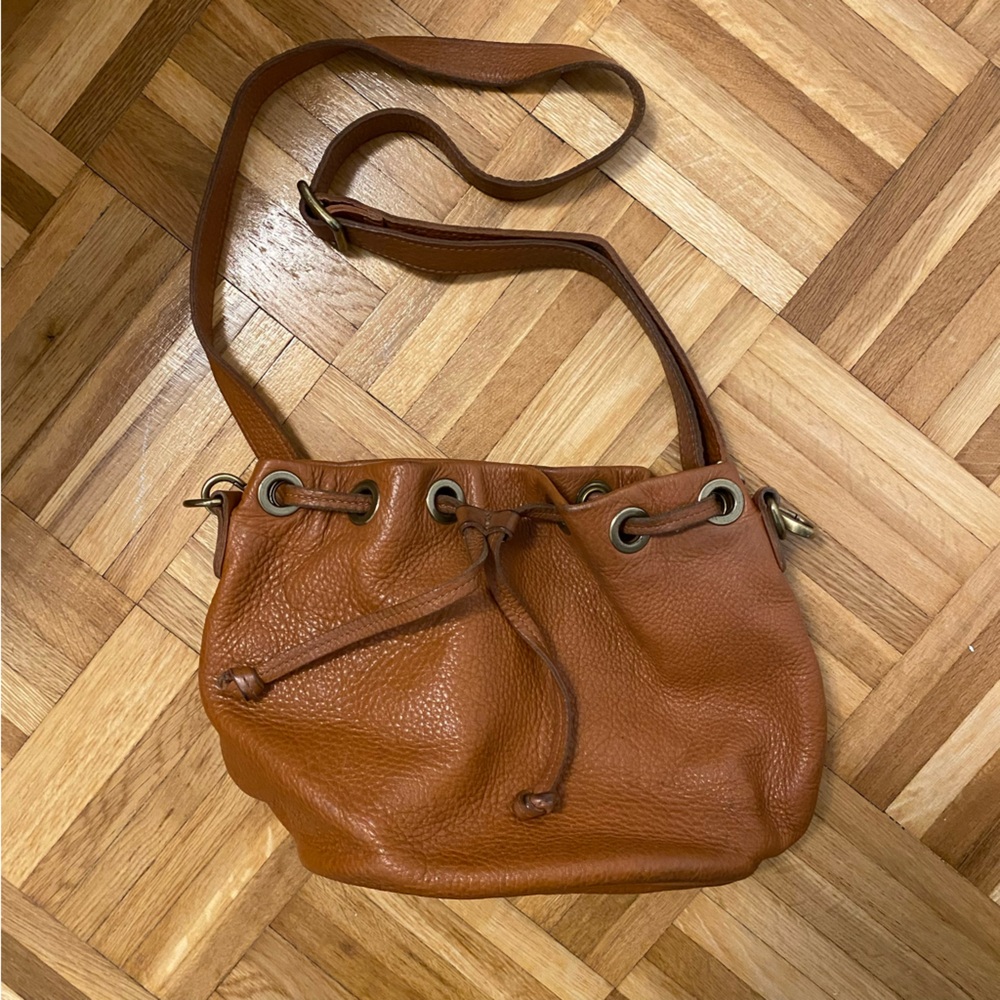Roots bucket bag
